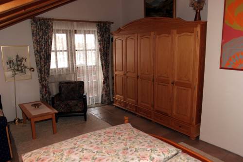 Wohn-Schlafzimmer mit groem Schrank
